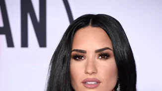 Νιώθουμε μία ικανοποίηση βλέποντας την Demi Lovato να ξεβάφεται!