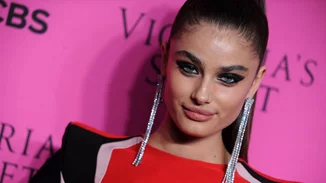 Ξέχνα όσα ήξερες: Τέρμα οι μπούκλες! Αυτό είναι το νέο signature hairstyle των αγγέλων της Victoria's Secret