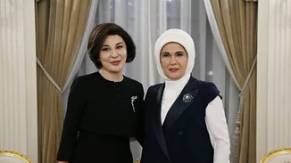 Emine Erdoğan | Τι φόρεσε η Πρώτη Κυρία της Τουρκίας για την άφιξή της στην Αθήνα;