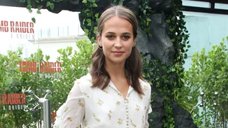 H Alicia Vikander αποκαλύπτει τα αγαπημένα της beauty και style tips
