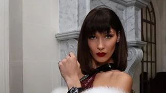 Bella Hadid | Σε πορεία για την Παλαιστίνη με κόκκινη τουαλέτα