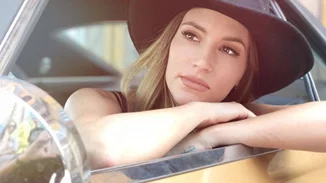 Αθηνά Οικονομάκου | Στο κρεβάτι μαζί με την Βάσω Λασκαράκη