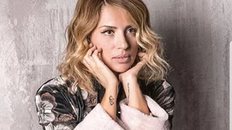 Μαρία Ηλιάκη | Στόλισε το Χριστουγεννιάτικο δέντρο και ποζάρει χαμογελαστή