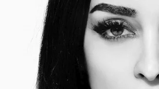 Ελένη Φουρέιρα | Σε κλίμα Χριστουγέννων με ένα λαμπερό inspired look