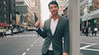 Σάκης Ρουβάς | Μαγνήτισε τα βλέμματα σε βραδινή έξοδο