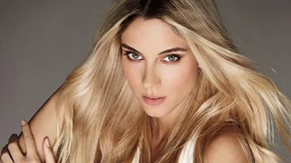 Δούκισσα Νομικού | Ποζάρει χωρίς μακιγιάζ μπροστά στον Χριστουγεννιάτικο δέντρο