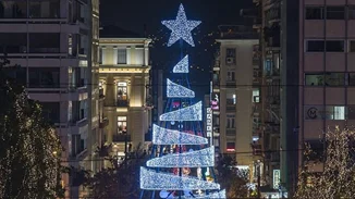 Φωταγωγήθηκε το δέντρο της Αθήνας στο Σύνταγμα