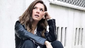 Βάσω Λασκαράκη | Ποζάρει μπροστά στο χριστουγεννιάτικο δέντρο