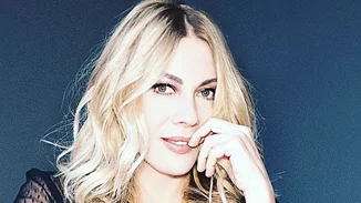 Σμαράγδα Καρύδη | Ποζάρει μαζί με τον Άγιο Βασίλη στο πιο γλυκό στιγμιότυπο