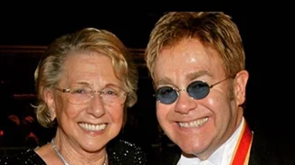 Elton John | Το συγκινητικό μήνυμα για τον θάνατο της μητέρας του