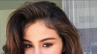 Η Selena Gomez μας δείχνει τη σύγχρονη εκδοχή του γαλλικού μανικιούρ