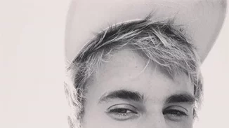 O Justin Bieber στολίζει το χριστουγεννιάτικο δέντρο.. ημίγυμνος!