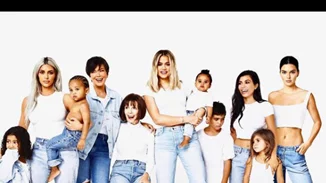 H θεωρία των fans για την κάρτα των Kardashians που σίγουρα δεν είχες σκεφτεί!