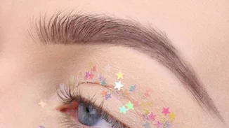 Star liner: το eyeliner με αστεράκια είναι το πιο φρέσκο και πιο χριστουγεννιάτικο eye trend!