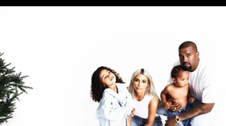 Κardashians | Εμπνεύστηκαν τις χριστουγεννιάτικες κάρτες τους από αυτή τη 90s φωτογράφιση;