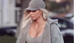 Η Kim Kardashian εντυπωσιάζει με vintage Dior φόρεμα του 1997