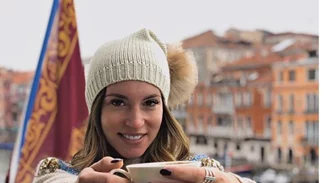 Η εγκυμονούσα Αθηνά Οικονομάκου στο γιορτινό πλατό της Ελένης Μενεγάκη!