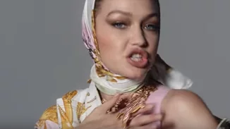 Versace | Παρέλαση από supermodels στην ανοιξιάτικη καμπάνια του