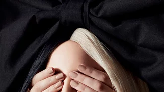 Δες το νέο κραγιόν Viva Glam, αποτέλεσμα της συνεργασίας της MAC με την Sia