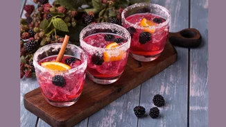 Party drinks: Τρεις συνταγές για κοκτέιλ που θα εντυπωσιάσουν