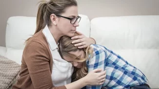 Πώς να περάσεις ως γονιός το «τούνελ» της εφηβείας – κάποιες σκέψεις