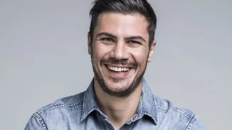 Άκης Πετρετζίκης | Μας έδειξε το Χριστουγεννιάτικο δέντρο του με την πιο sexy photo των φετινών εορτών!