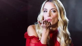 Δούκισσα Νομικού | Φωτογραφίζεται με νέο χρώμα στα μαλλιά