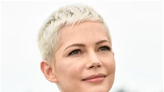 Συνδύασε το ροζ κραγιόν με το αγαπημένο σου κόκκινο φόρεμα όπως η Michelle Williams!