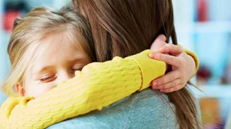 Mother Blame | Η ντροπή της ψυχολογίας που κατηγορεί τη μάνα για όλα