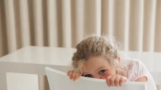 6 τρόποι για να ενθαρρύνουμε ένα ντροπαλό – διστακτικό παιδί