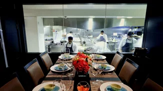 Ποια είναι τα ψυχολογικά τρικ που χρησιμοποιούν τα ακριβά εστιατόρια στους πελάτες;