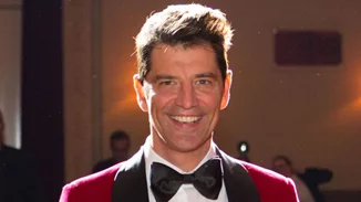 Σάκης Ρουβάς | Πιο λαμπερός από ποτέ σε χριστουγεννιάτικη συναυλία