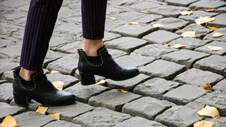 Σε «χτύπησαν» τα καινούρια παπούτσια; Με αυτό το κόλπο θα τα «ανοίξεις»!