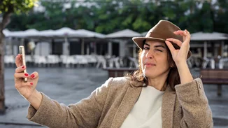 Πώς θα κάνεις την επιδερμίδα σου να δείχνει νεότερη με 2 κινήσεις!