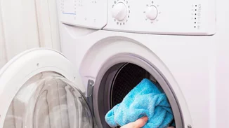 Δεν μυρίζουν φρεσκάδα τα ρούχα σου; Αυτά είναι τα 5 λάθη που κάνεις στο πλύσιμο