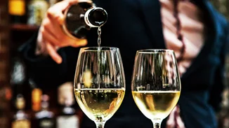 Γιατί πρέπει να παραγγέλνεις πάντα το πιο φθηνό κρασί του μενού