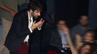 Κωστής Μαραβέγιας | Οι τρυφερές κινήσεις από σκηνής για τη Σωτηροπούλου