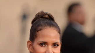 Halle Berry | Φωτογραφίζεται φορώντας μόνο ένα t-shirt (με το όνομά του συντρόφου της)