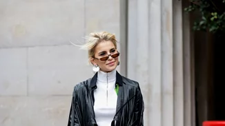 Caroline Daur | Η fashion influencer με τους 2,5 εκατομμύρια followers φωτογραφίζεται στην Ελλάδα με τη Βίκυ Καγιά