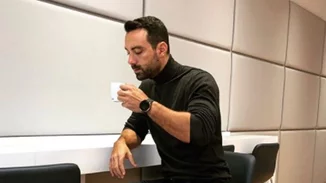 Σάκης Τανιμανίδης | Ποζάρει στο κρεβάτι του στον Άγιο Δομίνικο