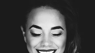 Πηνελόπη Πλάκα | Ποζάρει sexy στο κρεβάτι