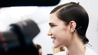 Το πιο εντυπωσιακό μακιγιάζ της Couture Week: Βρεθήκαμε στα παρασκήνια του show Dior