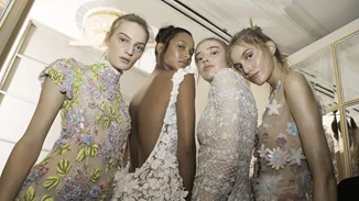 H Ελληνίδα σχεδιάστρια που έκλεψε τις εντυπώσεις στην Εβδομάδα Υψηλής Ραπτικής