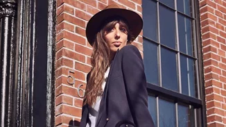 Ακολουθούμε μία Γαλλίδα στον καθρέφτη: Πώς βάφεται για την βραδινή της έξοδο;