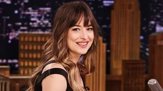 Η Dakota Johnson μιλά για την πιο viral στιγμή των φετινών Χρυσών Σφαιρών!