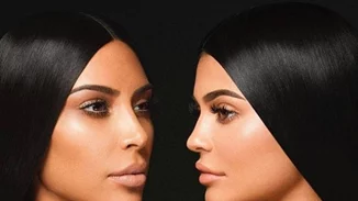 Kim και Kylie ποζάρουν φορώντας το ίδιο τοπ
