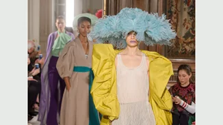 Valentino-Elie Saab Άνοιξη 2018: Φαντασία, πολυτέλεια και... ποπ διάθεση