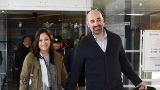 Κατερίνα Τσάβαλου | Η έξοδος από το μαιευτήριο & το τρυφερό φιλί στον σύζυγό της