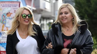 Κωνσταντίνα Σπυροπούλου: Χαλαρή βόλτα με τη μαμά της!