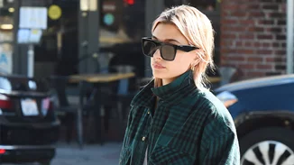 Εσύ θα φορούσες τέτοιο παντελόνι; Η Hailey Baldwin το τόλμησε πάντως